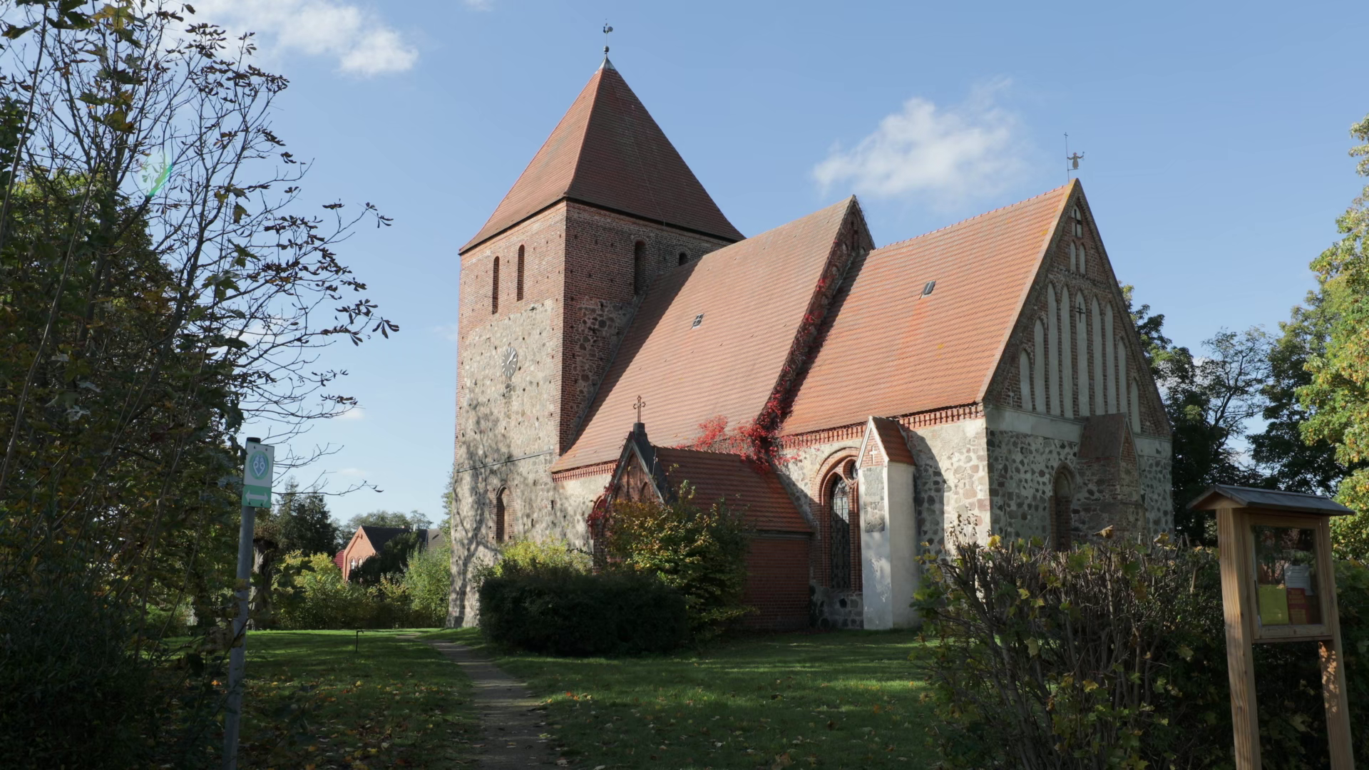 Seitenansicht der Kirche in Groß Gievitz